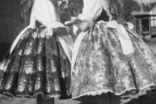 FOTO 3 dámy v brokátce - paní Hemerkova a kamarádka 50 leta