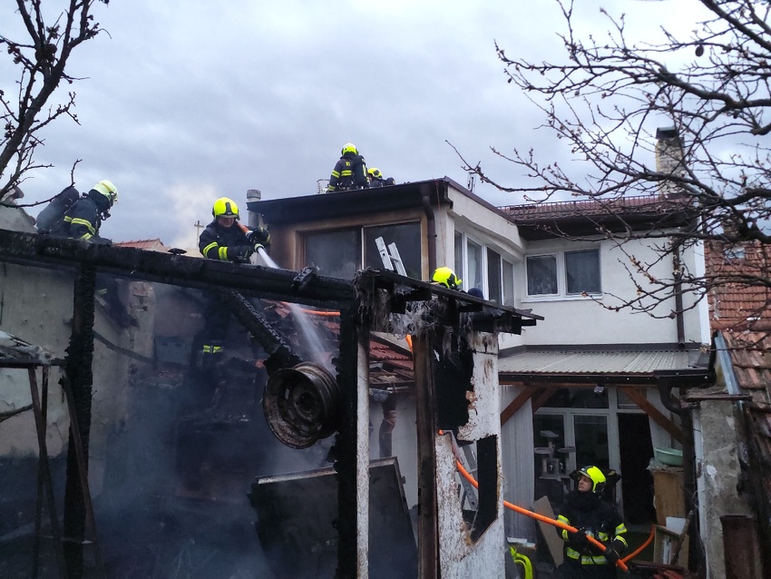 Zásah hasičů při požáru přístavku rodinného domu